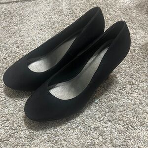 Black 3-4 Inch Chelsea Moreland Heels